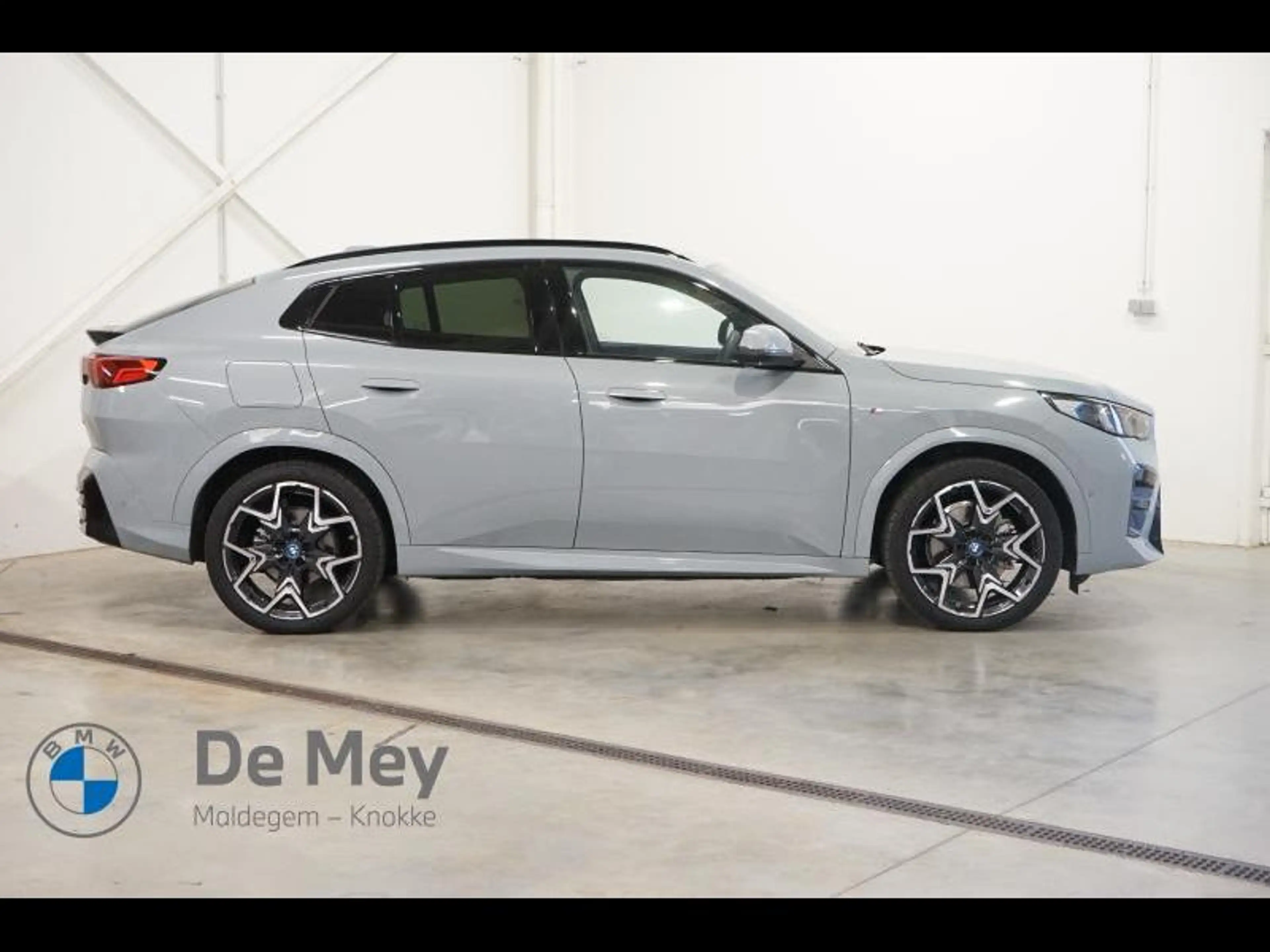 BMW iX2 iX2 xDrive30 — photo 3
