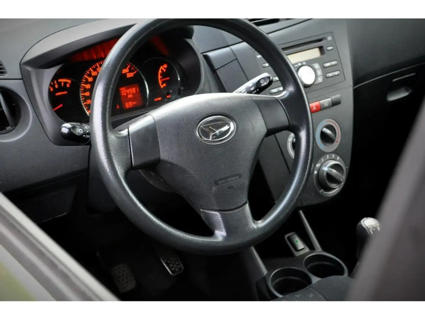 Daihatsu Cuore 1.0i - 69 2007 . Grün - 2