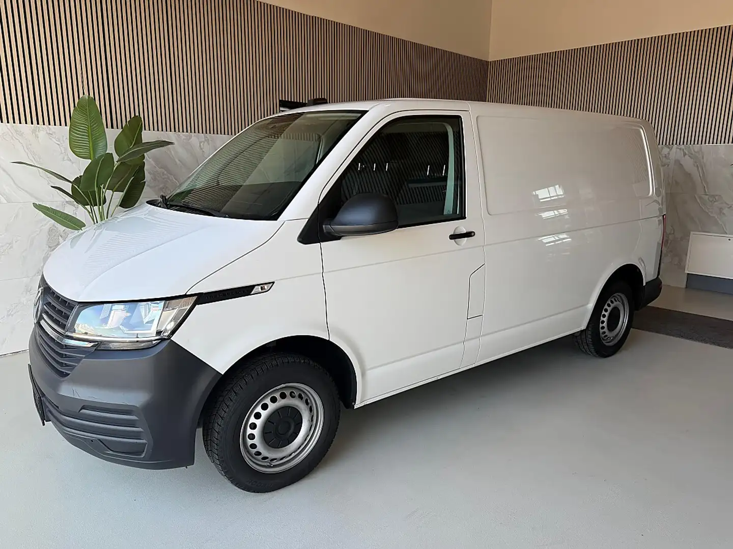 Volkswagen T6.1 Transporter 4Motion KR HK 2,0 TDI DSG, AHK, Rückfahrkamera,... Weiß - 1