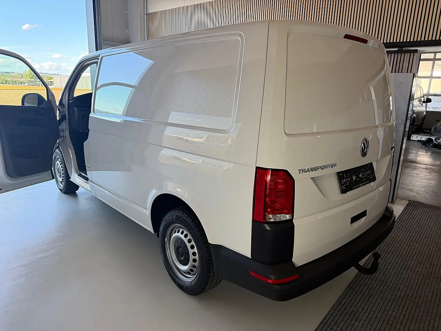 Volkswagen T6.1 Transporter 4Motion KR HK 2,0 TDI DSG, AHK, Rückfahrkamera,... Weiß - 2