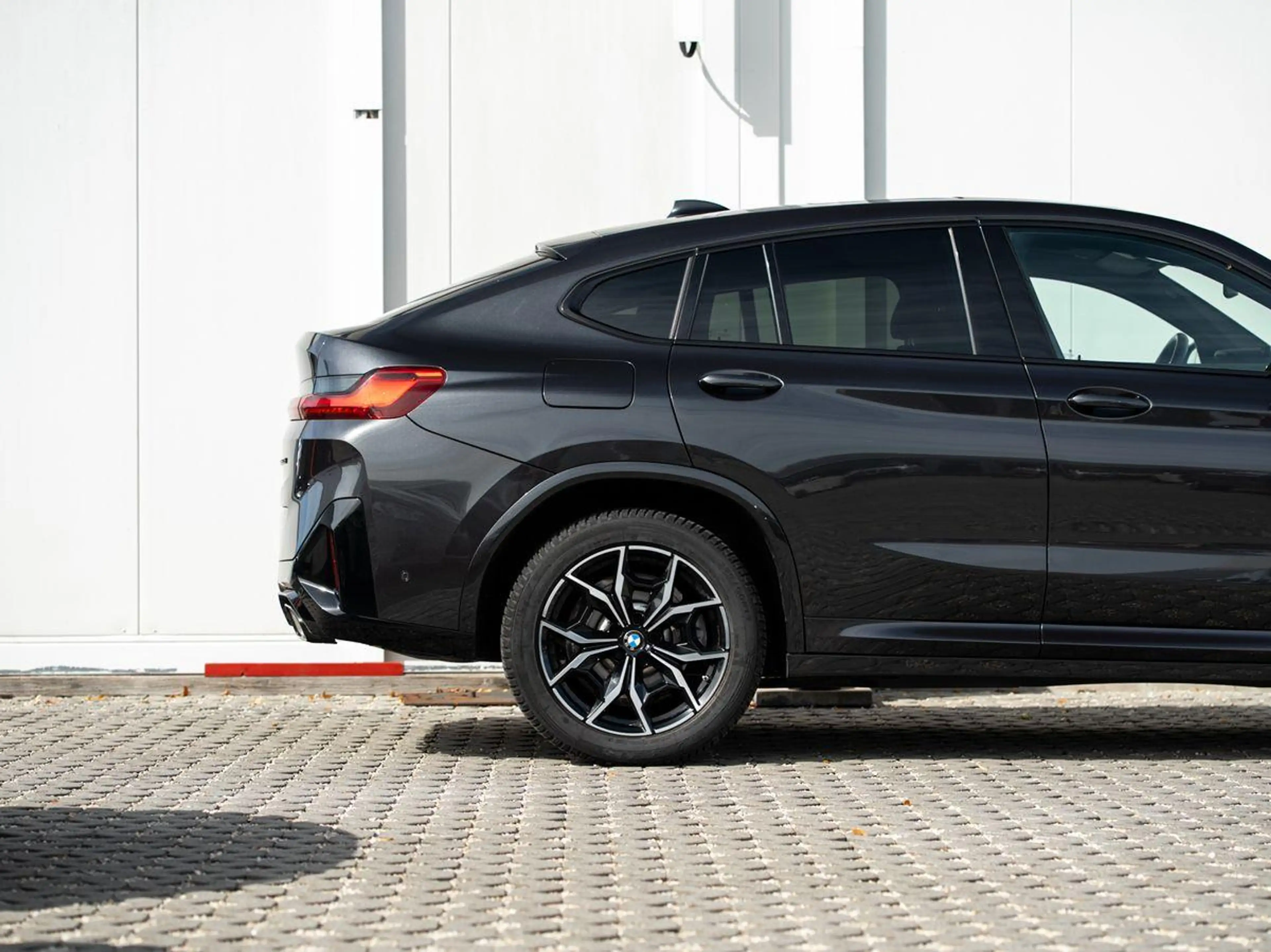BMW X4 xDrive20d M-Sport AHK PANO ACC Laser HuD KoZg — photo 6