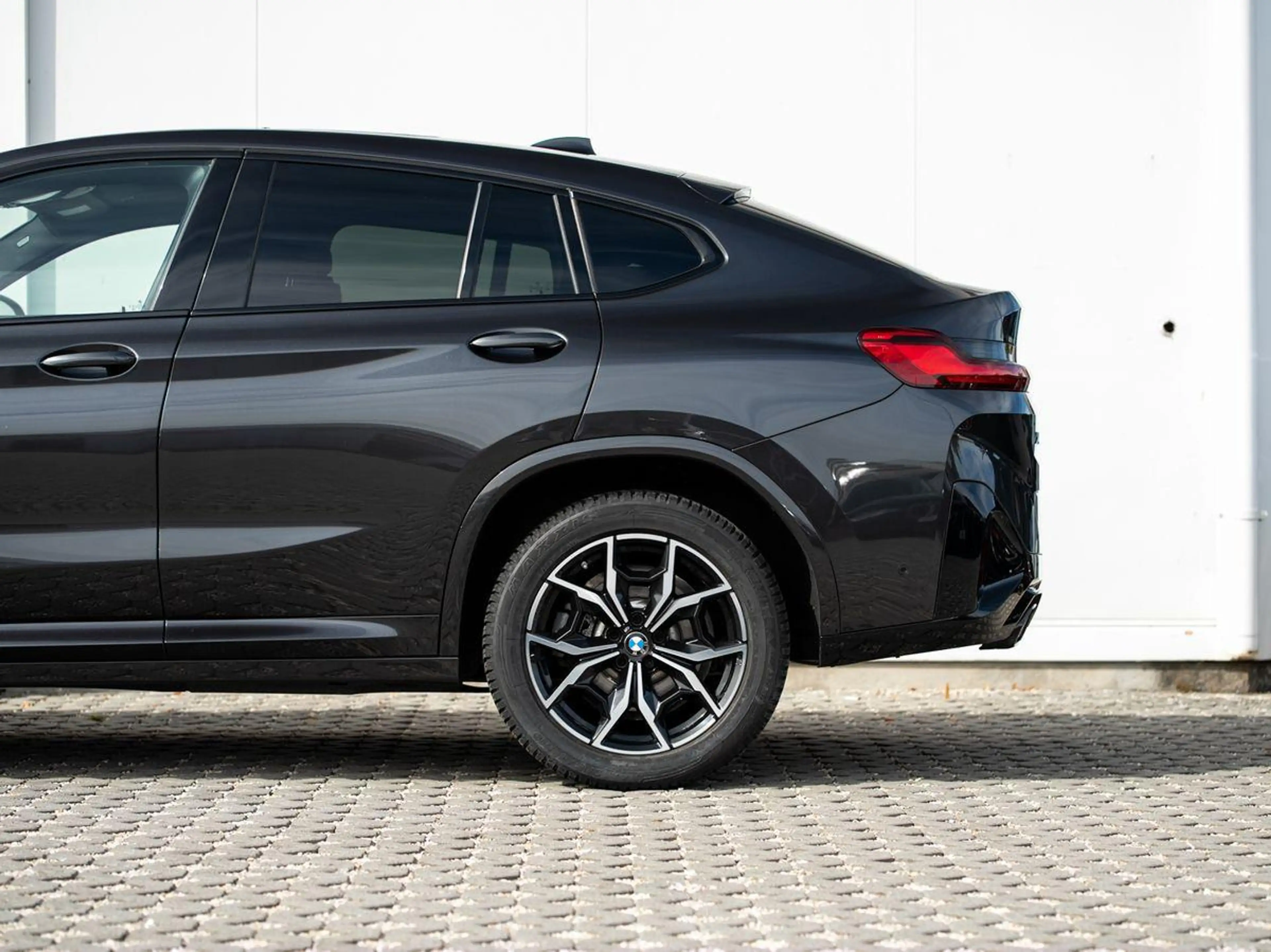 BMW X4 xDrive20d M-Sport AHK PANO ACC Laser HuD KoZg — photo 11