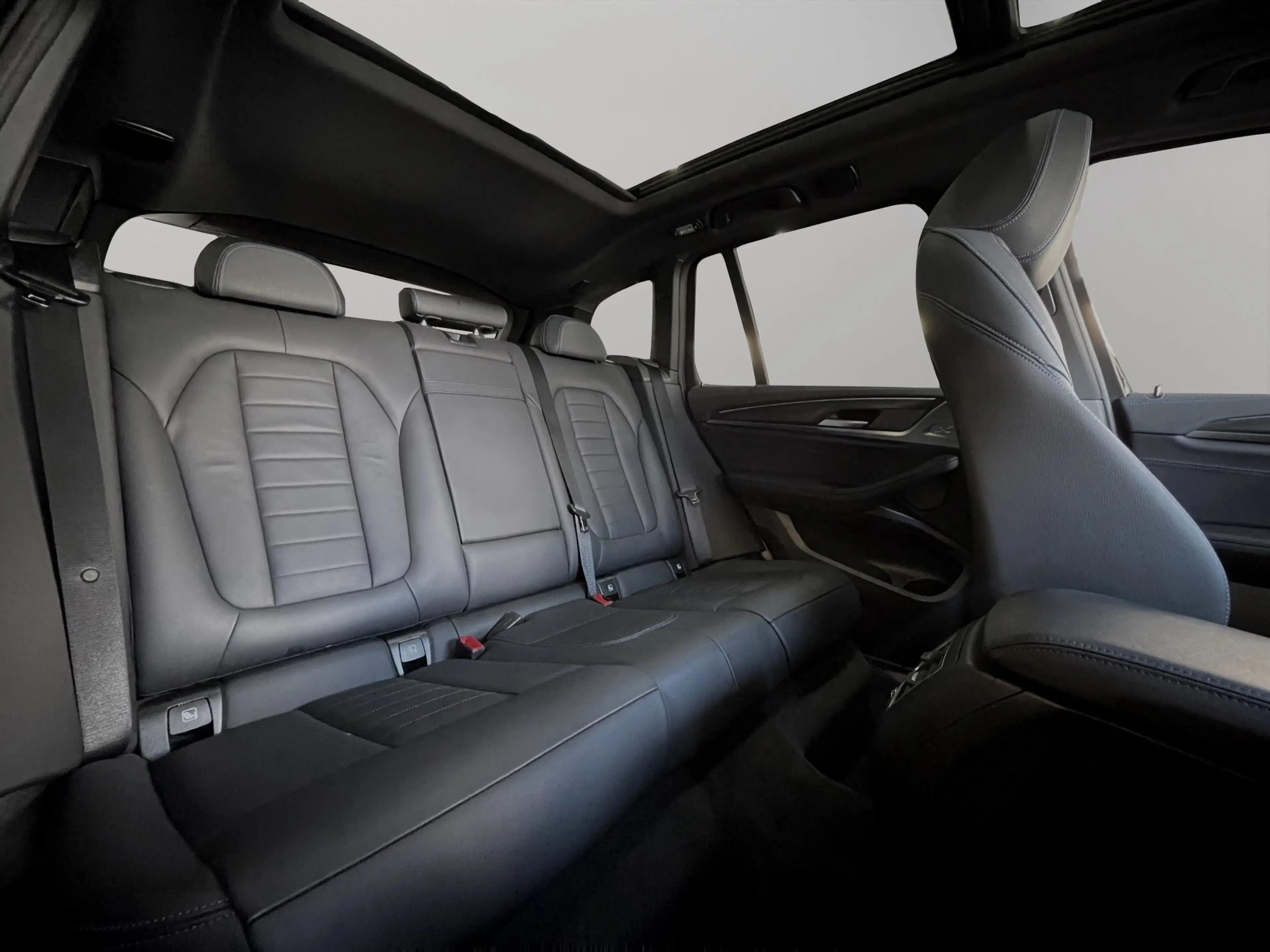 BMW iX3 M Sport — photo 13
