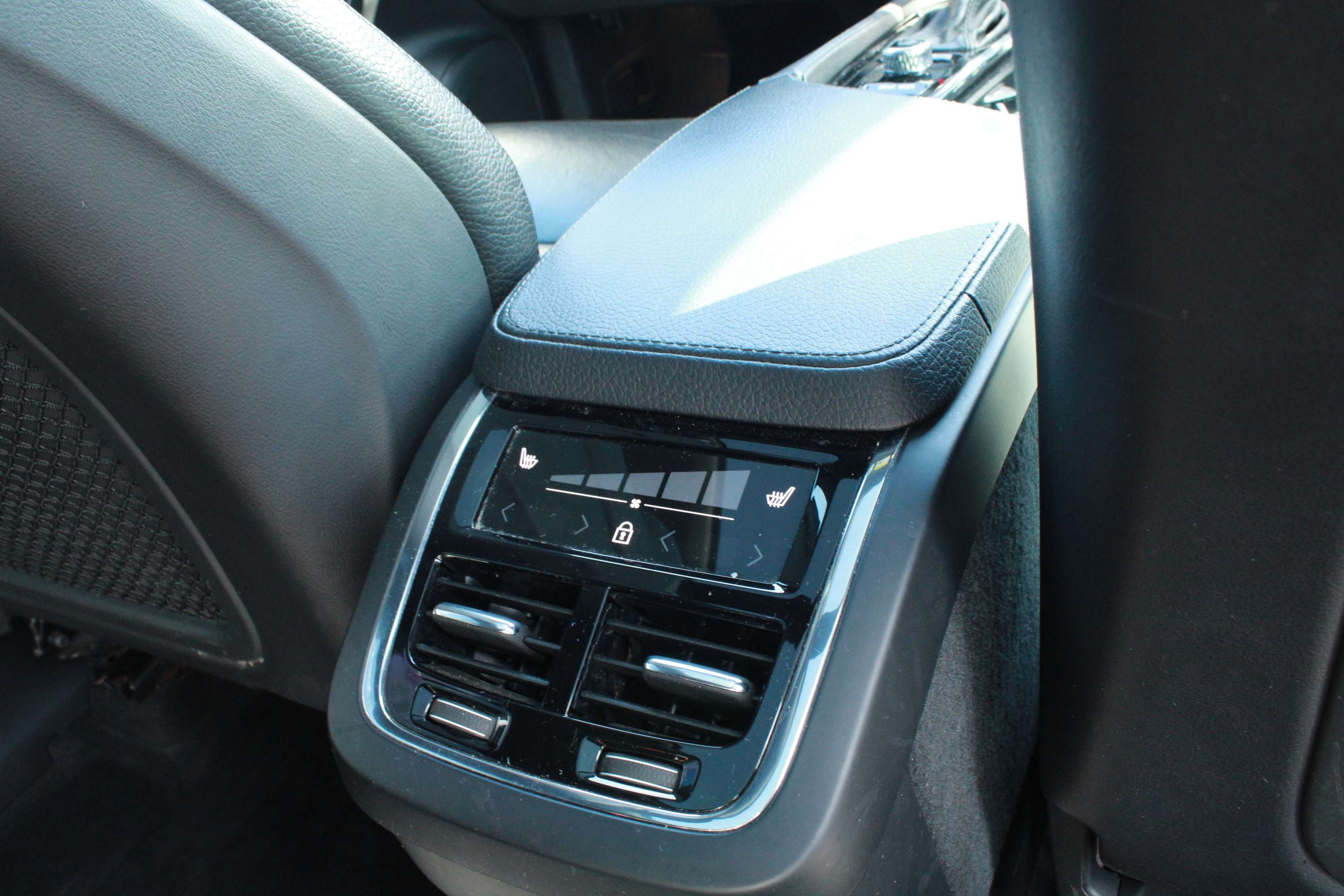 2018 Volvo XC90 T6 AWD Momentum, NAVIGATION, CUIR, MAGS, A/C thumb 41