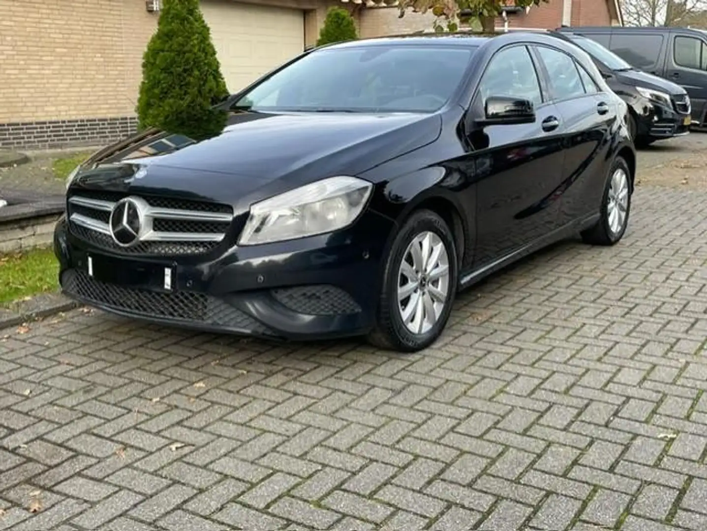 Mercedes-Benz A 180 d BlueEFFICIENCY NAVI PDC Noir - 1