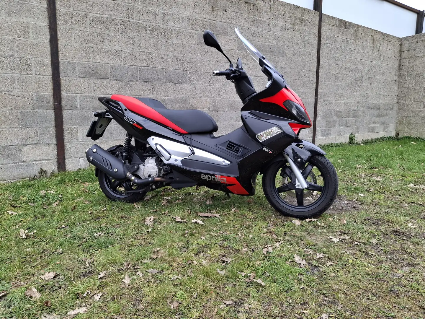 Aprilia SR Max 125 Red - 1