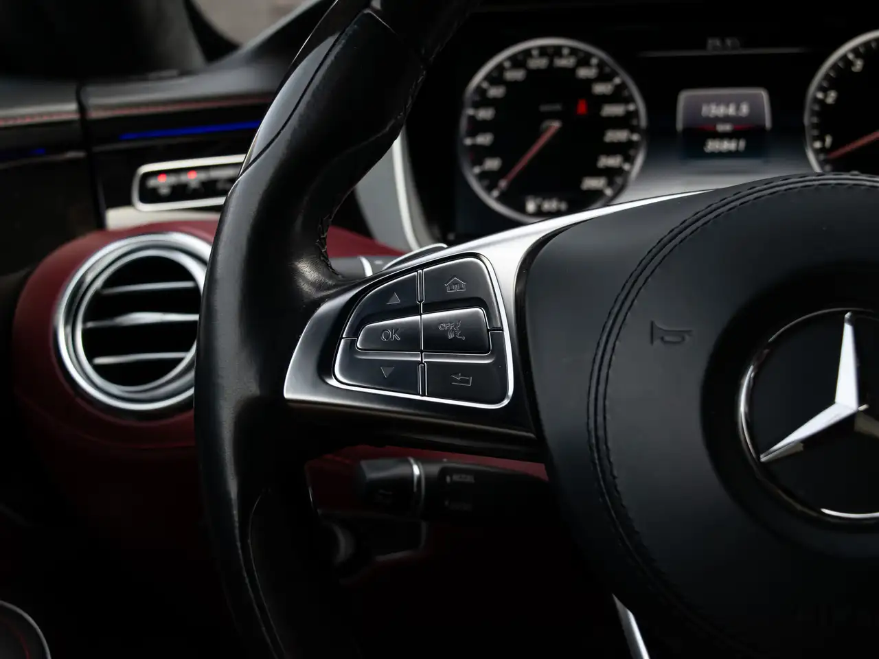 Mercedes-Benz S-Class снимка Mercedes-Benz S-Class