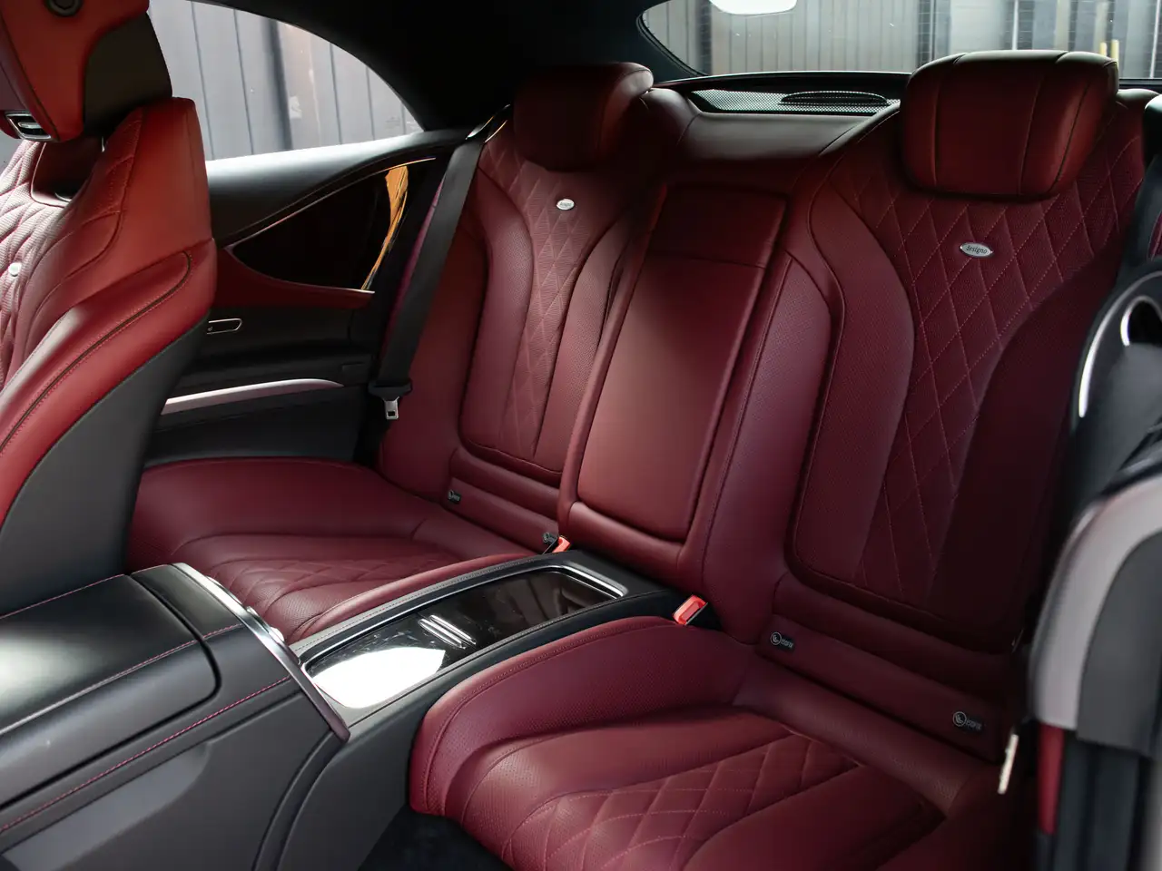 Mercedes-Benz S-Class снимка Mercedes-Benz S-Class