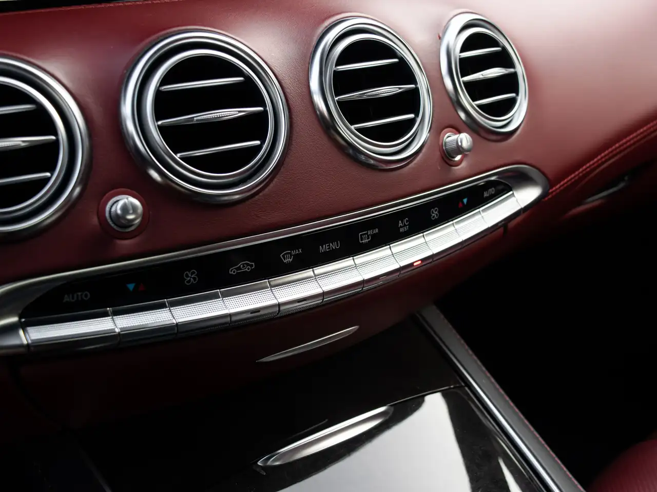 Mercedes-Benz S-Class снимка Mercedes-Benz S-Class