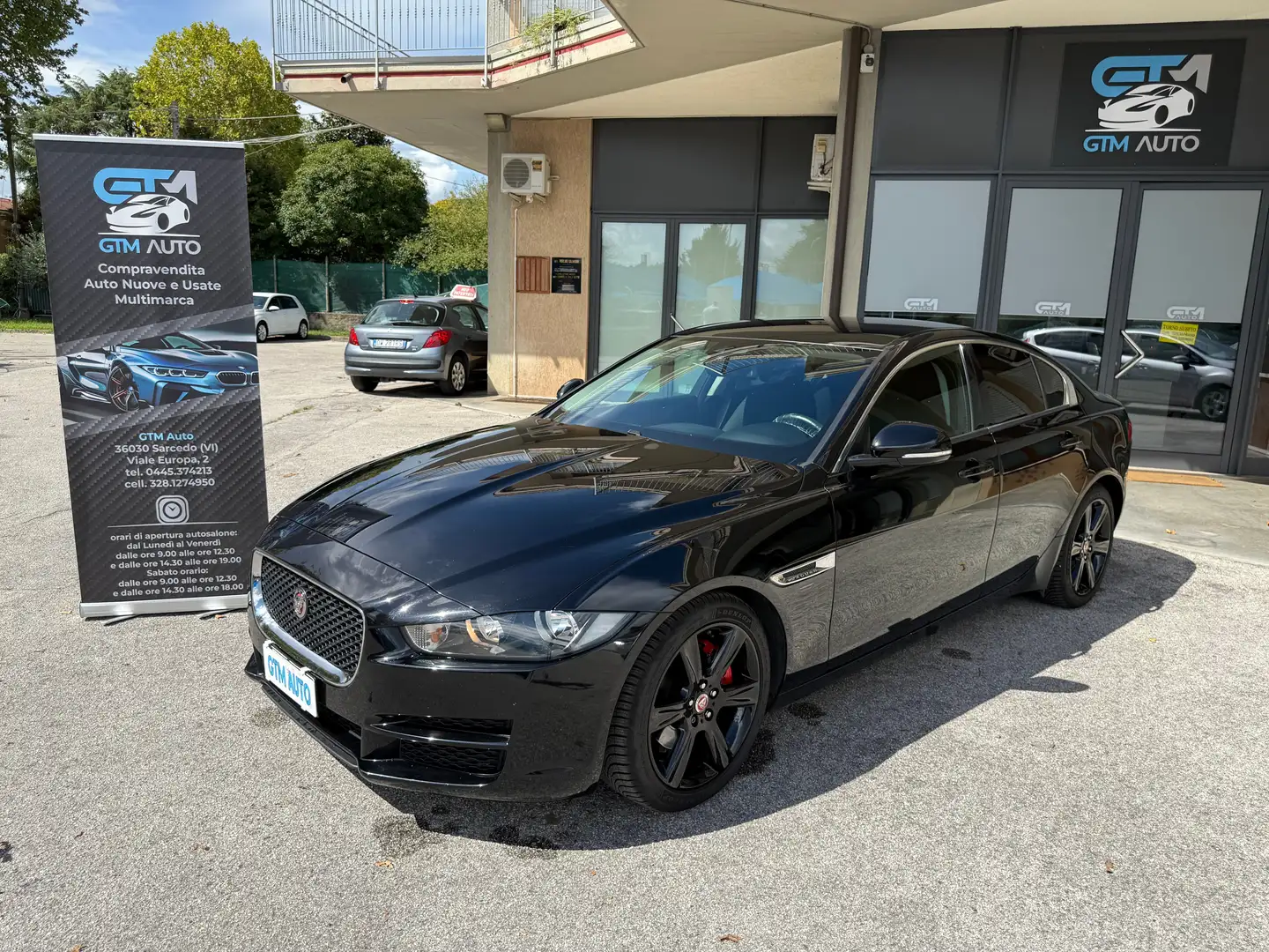 Jaguar XE Noir - 1