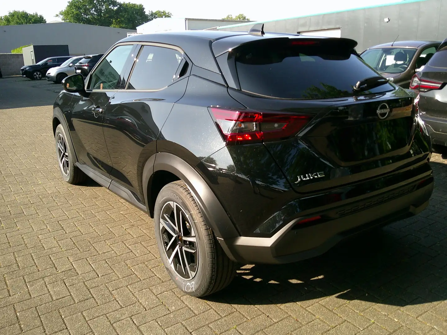 Nissan Juke 1,0 DIG-T 114 PS 6MT N-CONNECTA Winter Schwarz - 2