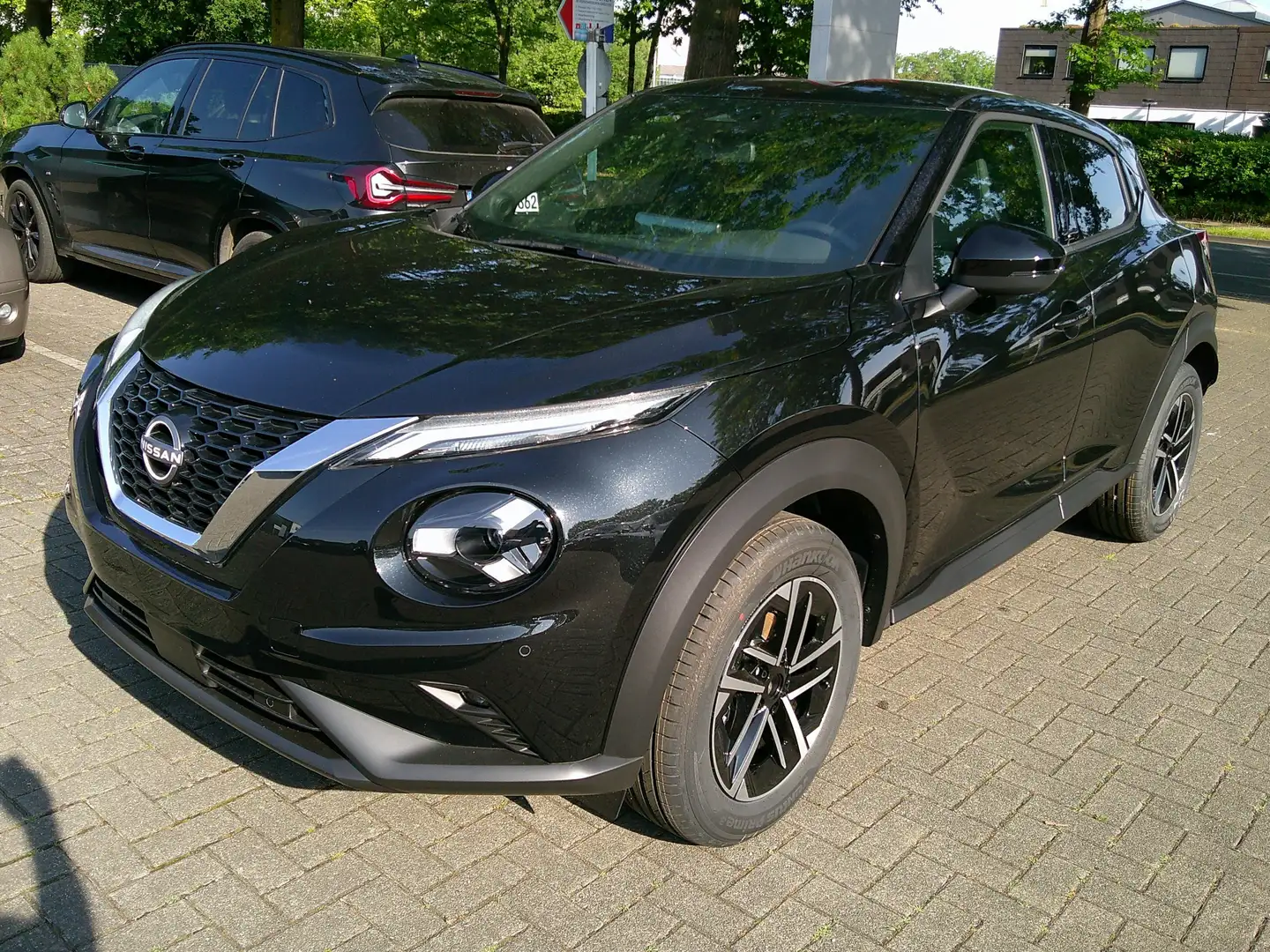 Nissan Juke 1,0 DIG-T 114 PS 6MT N-CONNECTA Winter Schwarz - 1