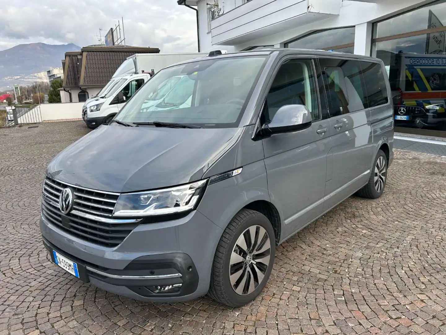 Volkswagen T6.1 Multivan 2.0 TDI 204CV DSG 4Motion Highline Gris - 2