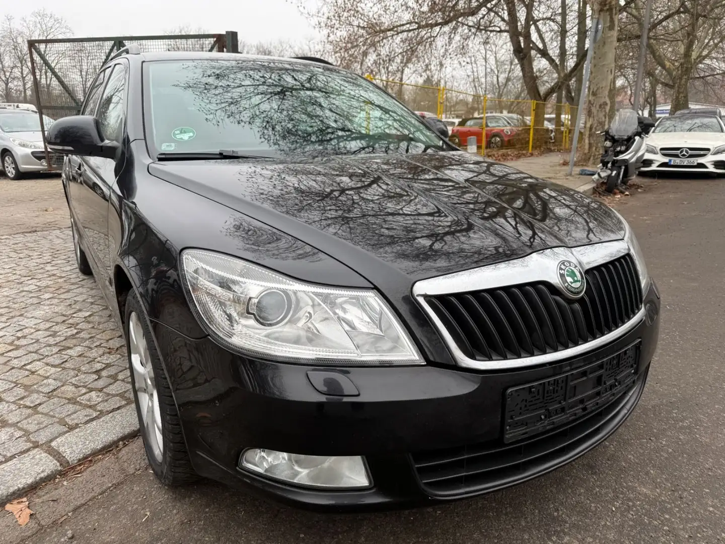 Skoda Octavia Combi Elegance Schwarz - 1