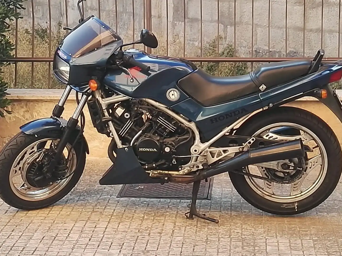 Honda VF 400 Blue - 1