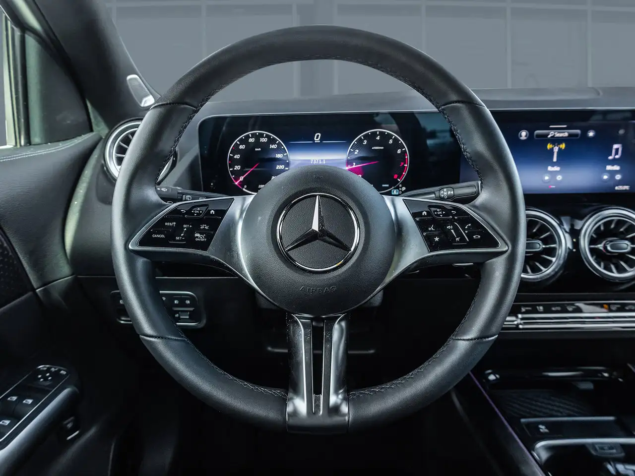 Mercedes-Benz GLA снимка Mercedes-Benz GLA