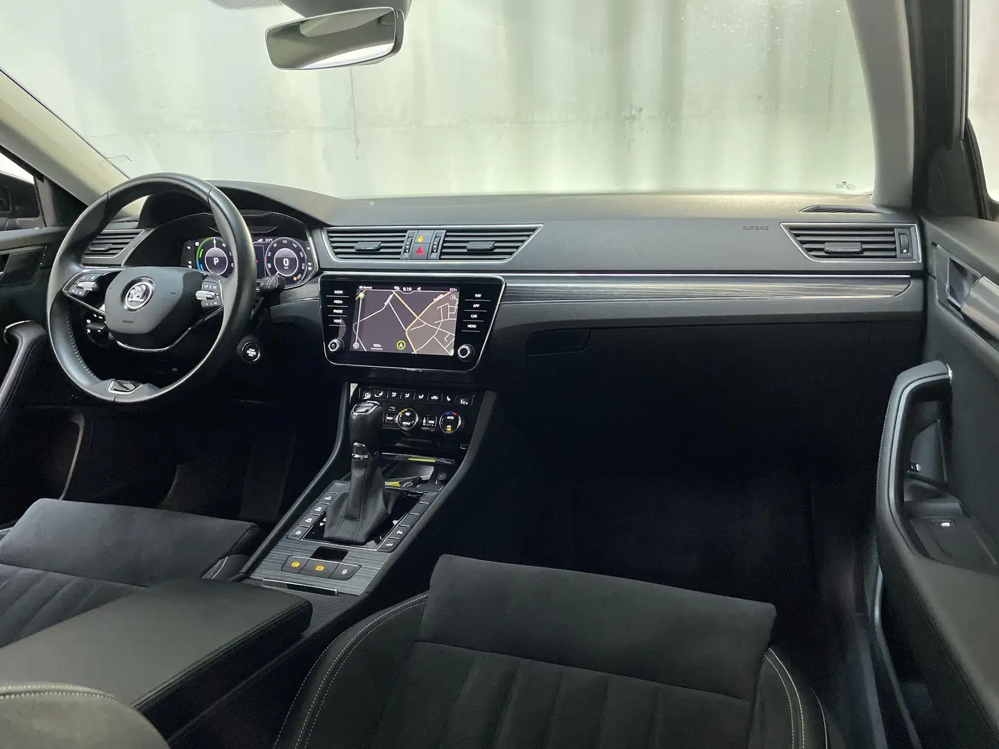 Skoda Superb Combi 1.4 TSI iV Business Edition Plus Alcantara V Zwart - 2