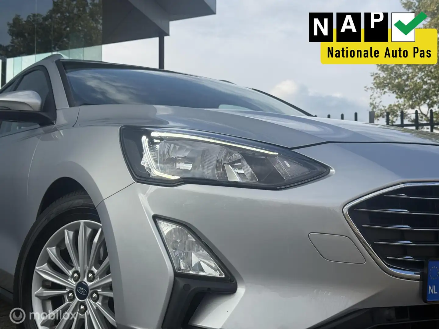 Ford Focus Wagon 1.5 EcoBoost Titanium Business Grijs - 2