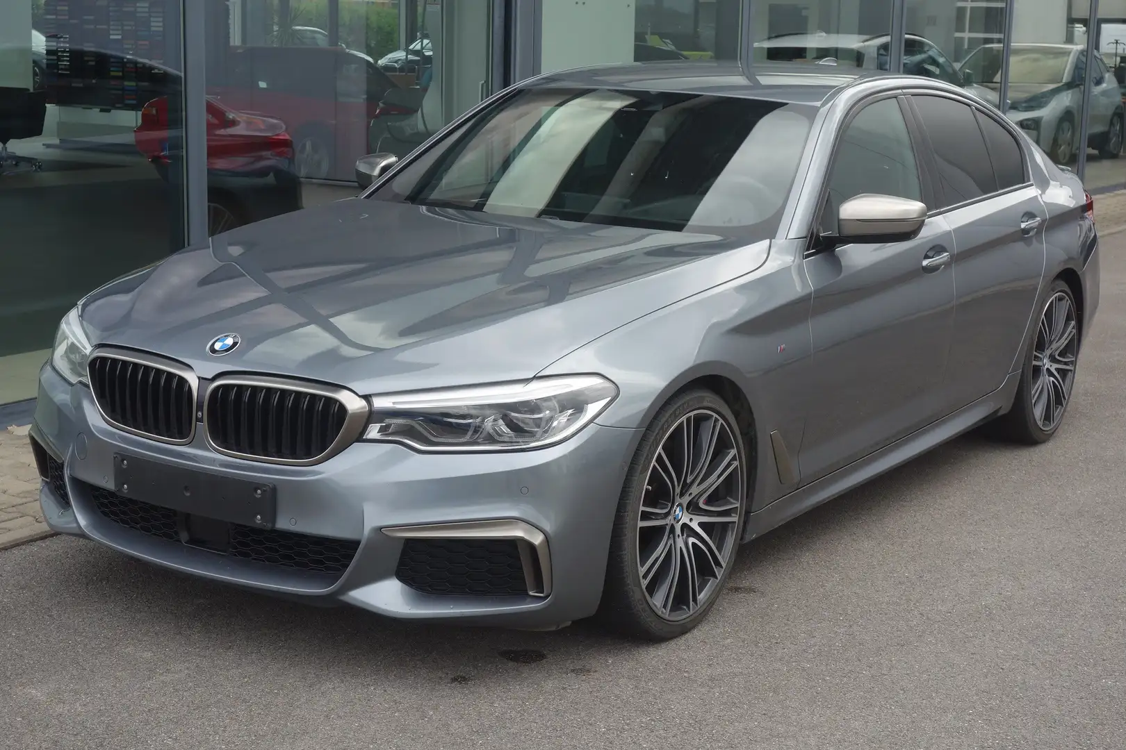 BMW 550 M550i xDrive /Klappergeräusche vom Kolben-Riefen i Grijs - 2