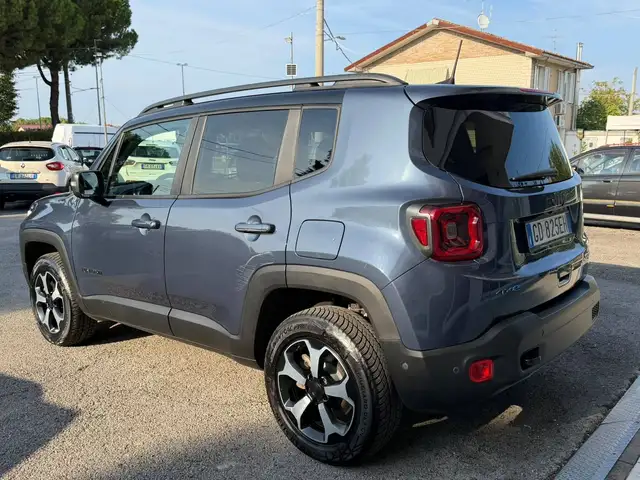 Jeep Renegade view 4