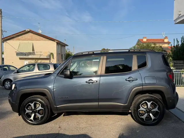Jeep Renegade view 3