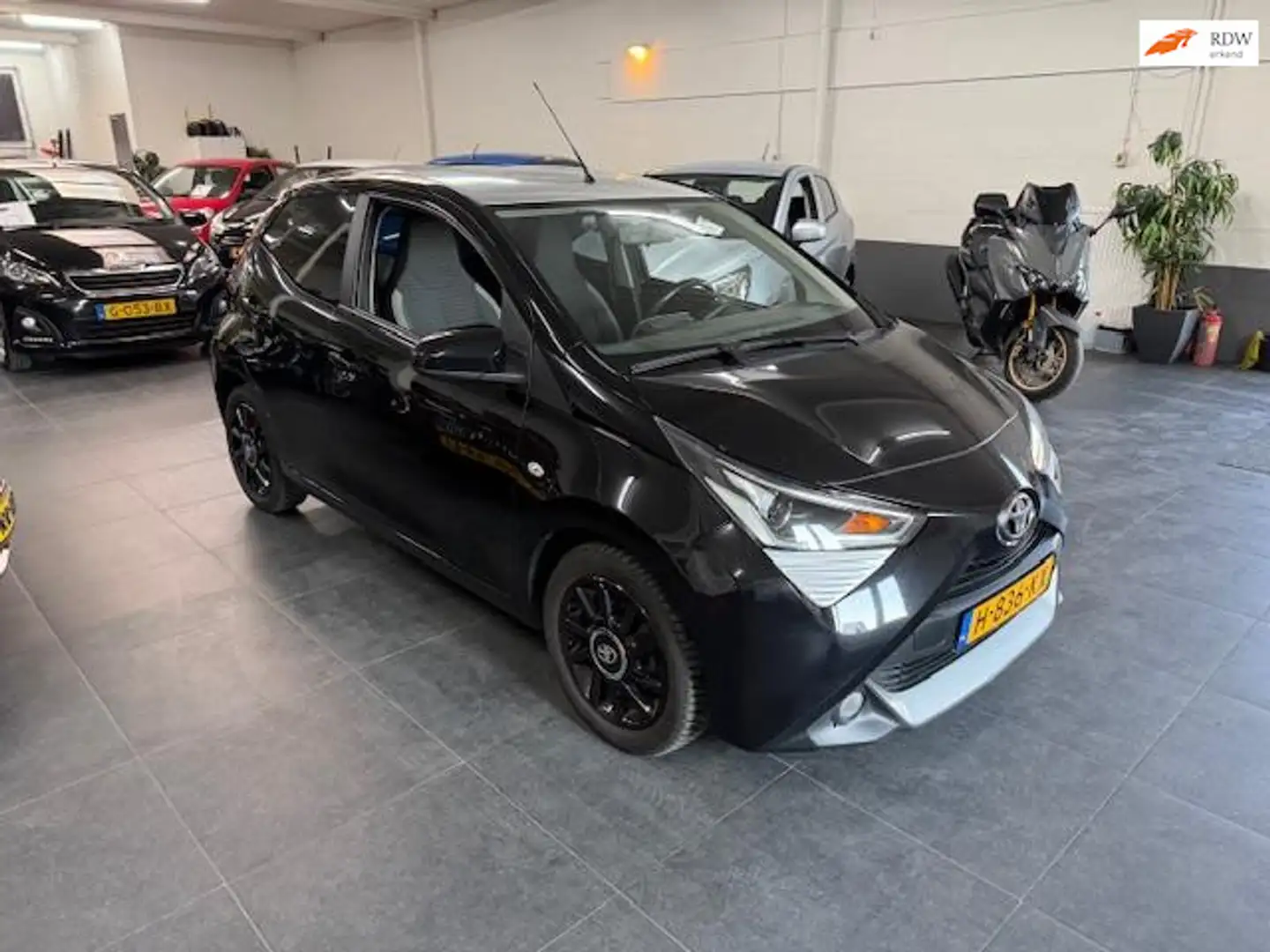Toyota Aygo 1.0 VVT-i x-joy Zwart - 1