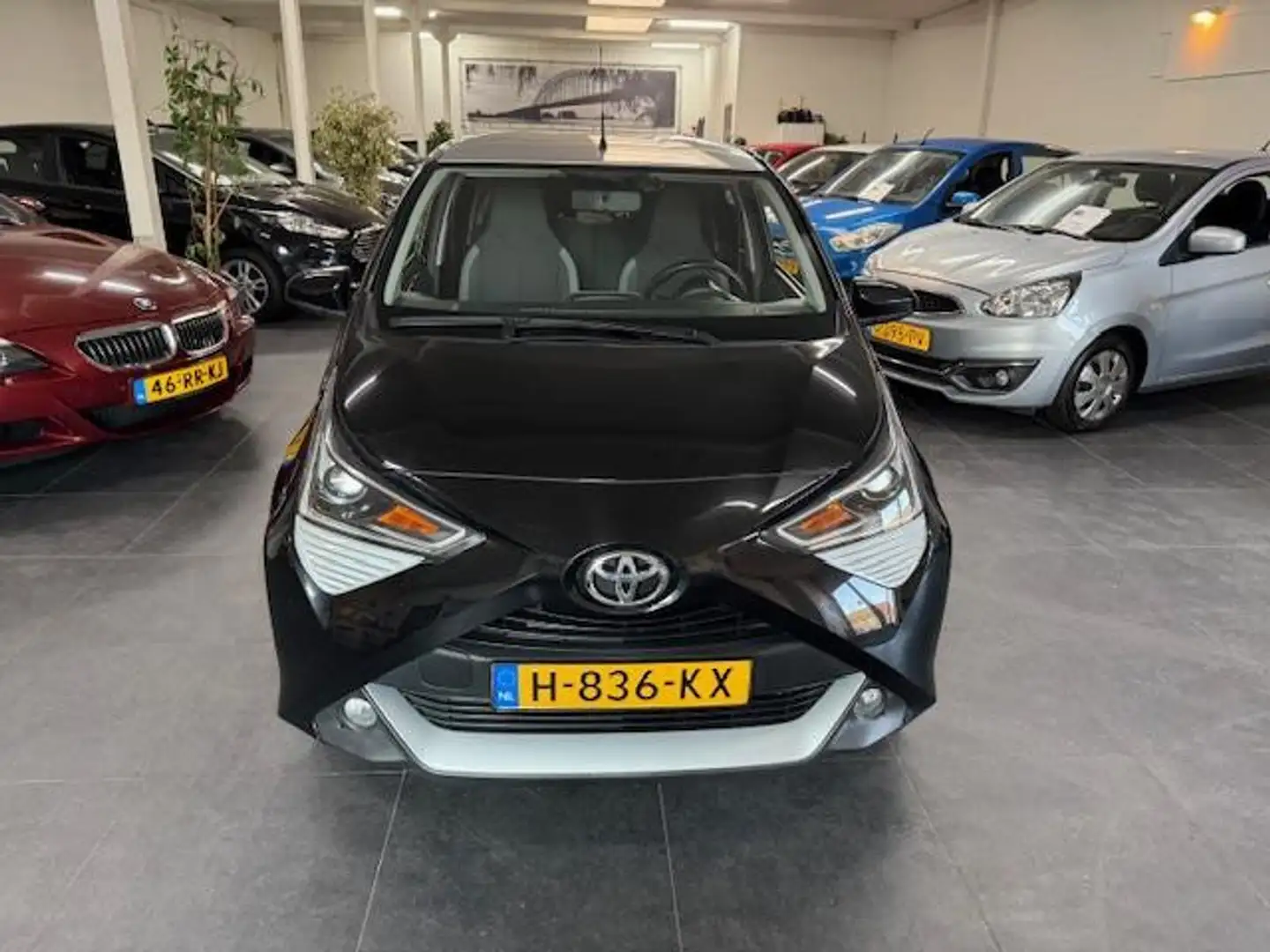 Toyota Aygo 1.0 VVT-i x-joy Zwart - 2