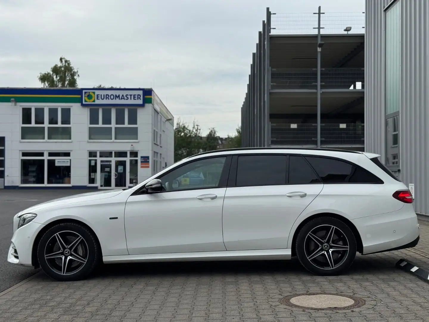 Mercedes-Benz E 300 de AMG Line Distro Burmes HUD Ambilig Night Weiß - 1