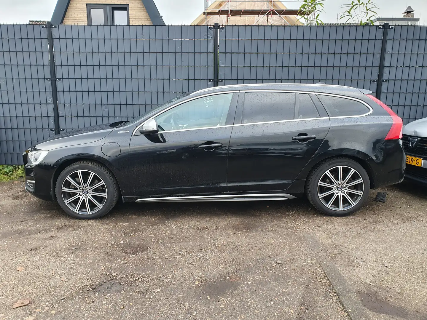 Volvo V60 2.4 D6 Twin Engine R-Design Zwart - 2