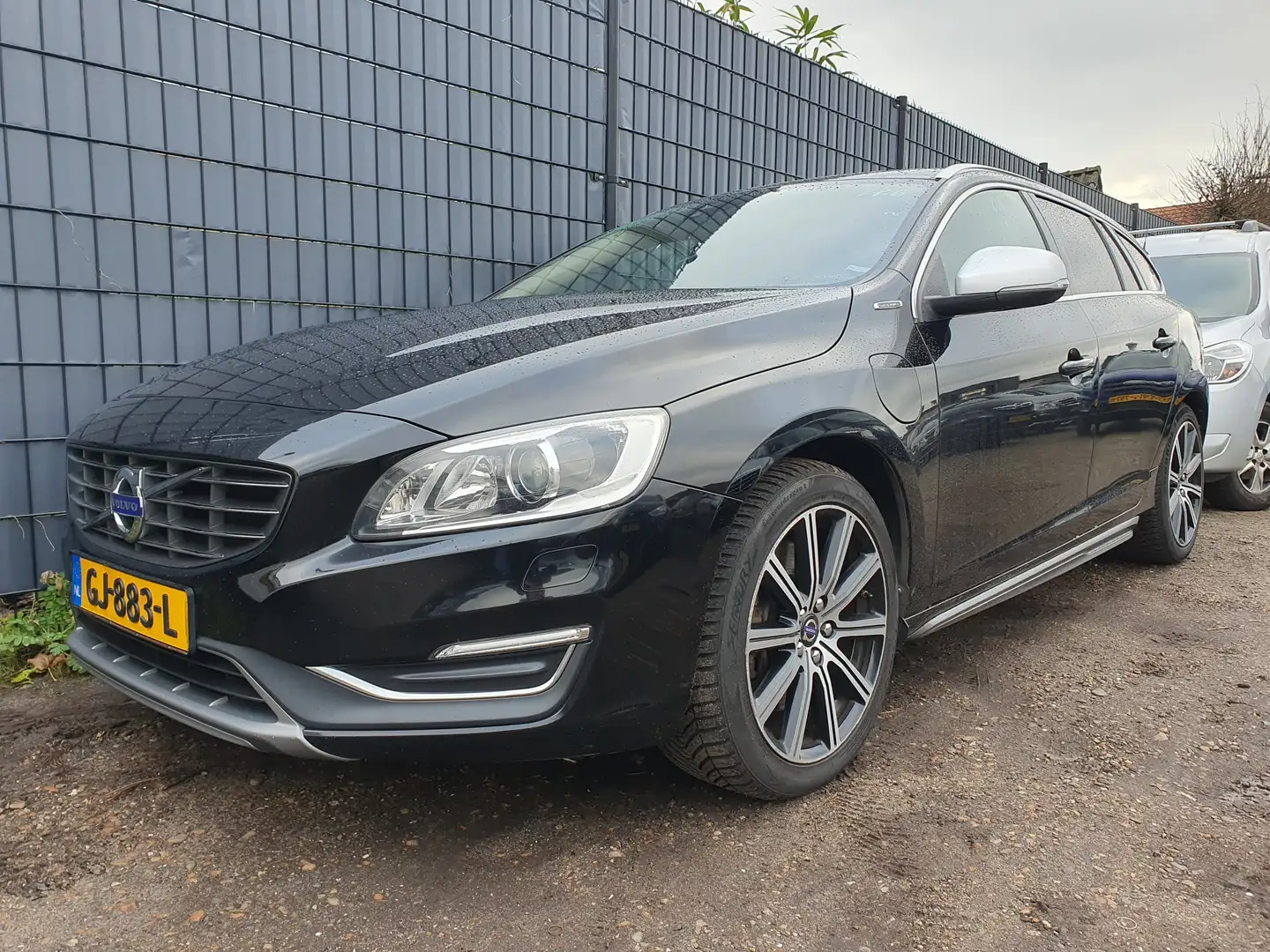 Volvo V60 2.4 D6 Twin Engine R-Design Zwart - 1