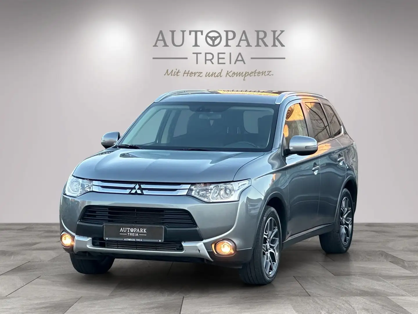 Mitsubishi Outlander 2.2 DI-D Plus 4WD (Automatik -7 Sitze) Grau - 1