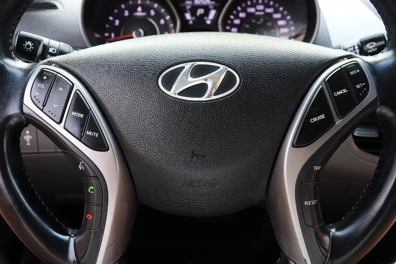 Hyundai ELANTRA photo Hyundai ELANTRA