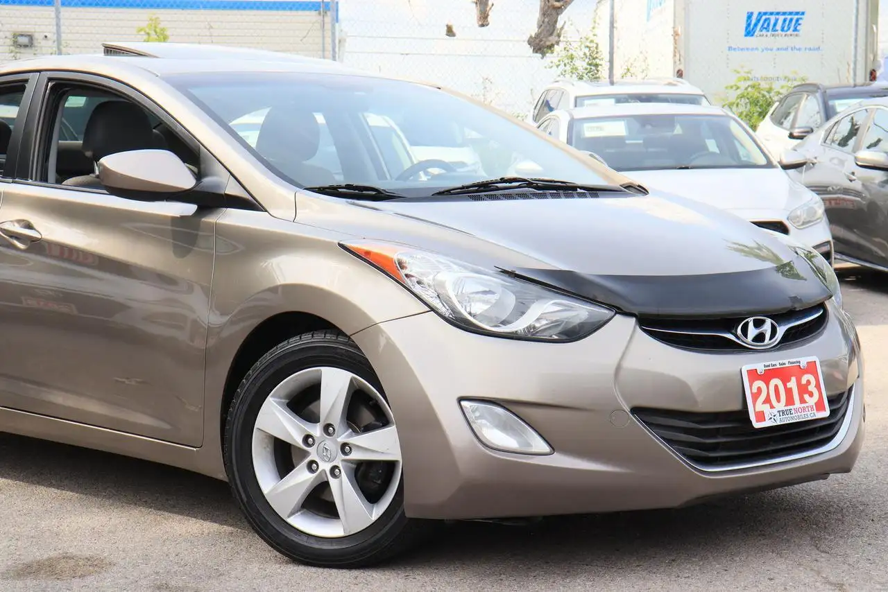 Hyundai ELANTRA photo Hyundai ELANTRA