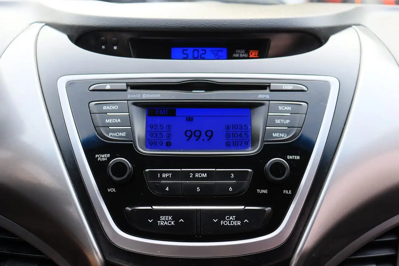 Hyundai ELANTRA photo Hyundai ELANTRA