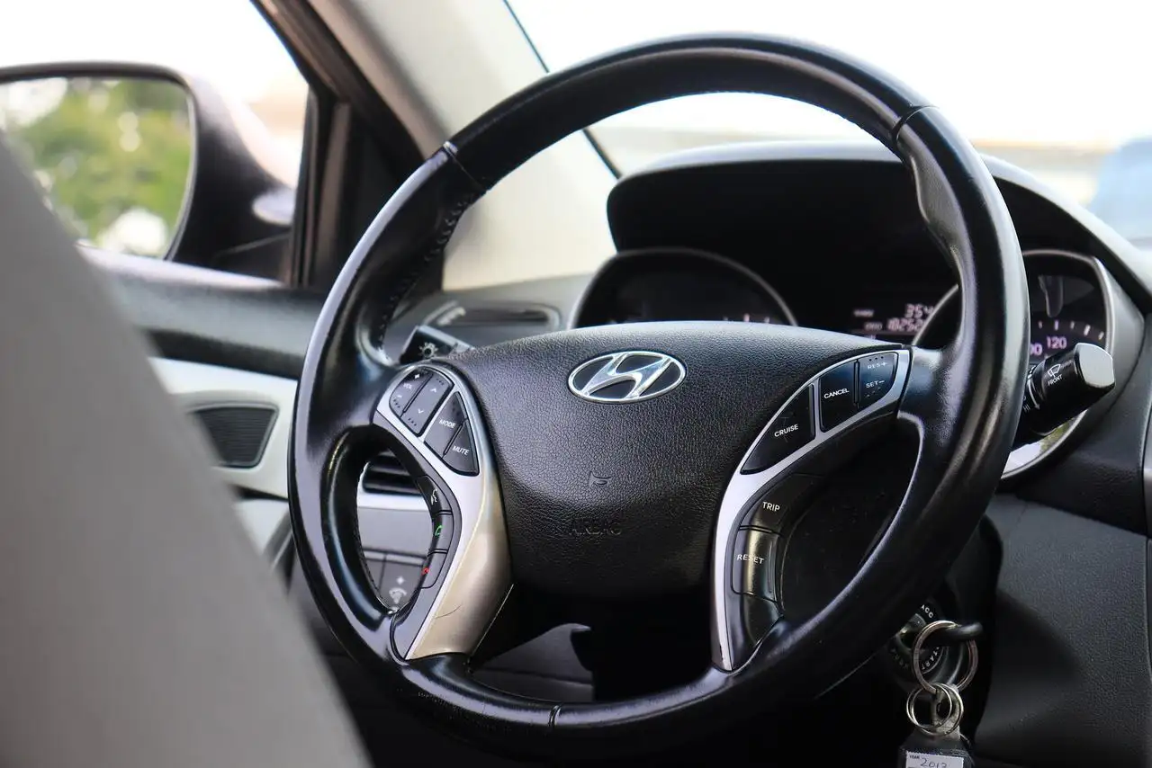 Hyundai ELANTRA photo Hyundai ELANTRA