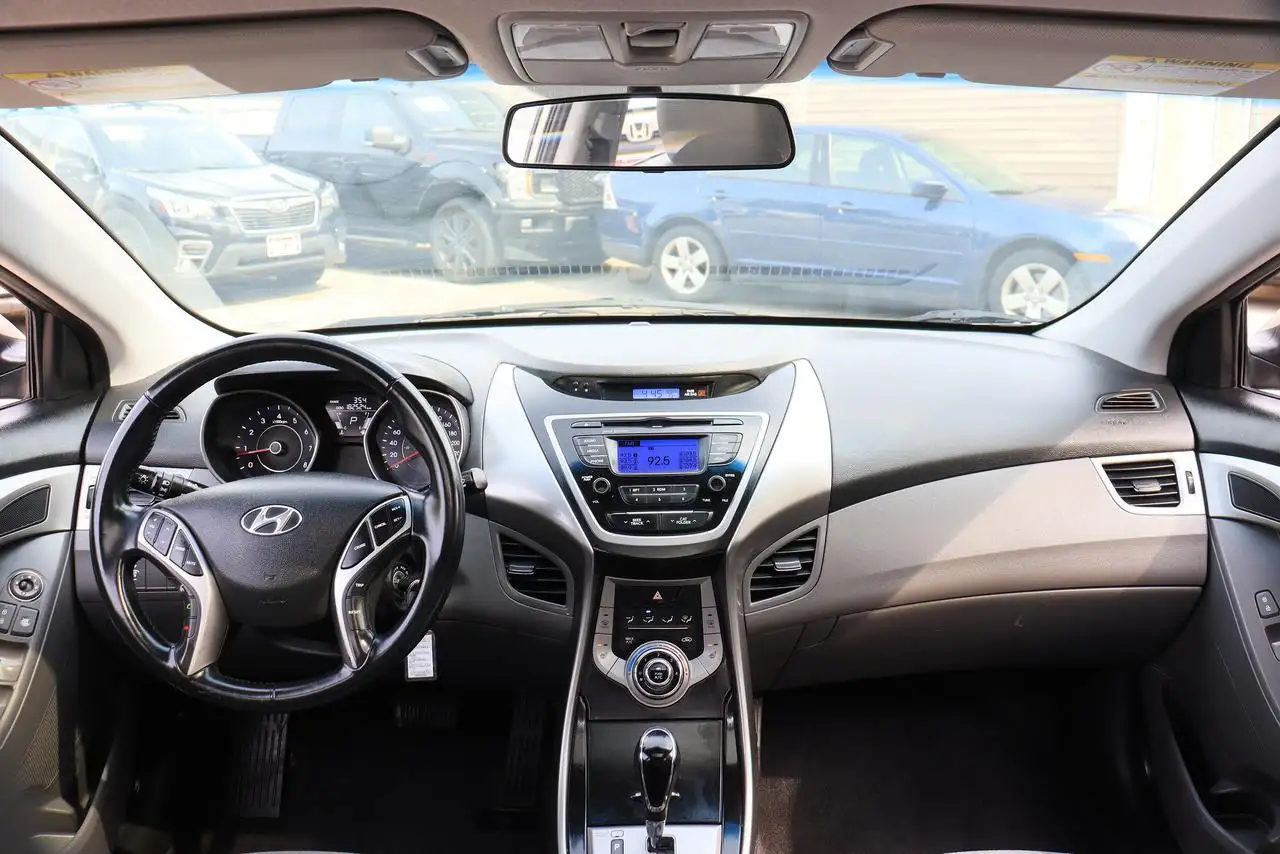 Hyundai ELANTRA photo Hyundai ELANTRA