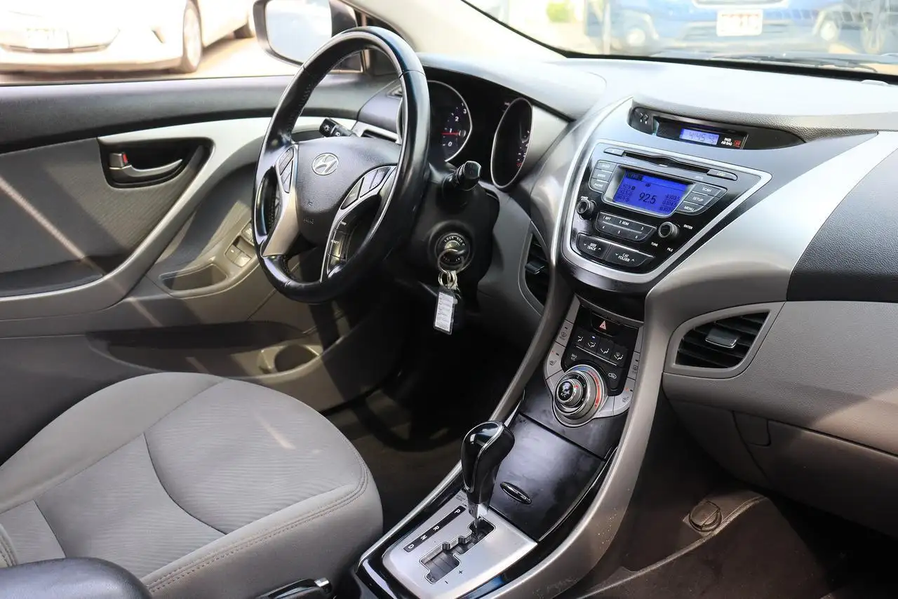 Hyundai ELANTRA photo Hyundai ELANTRA