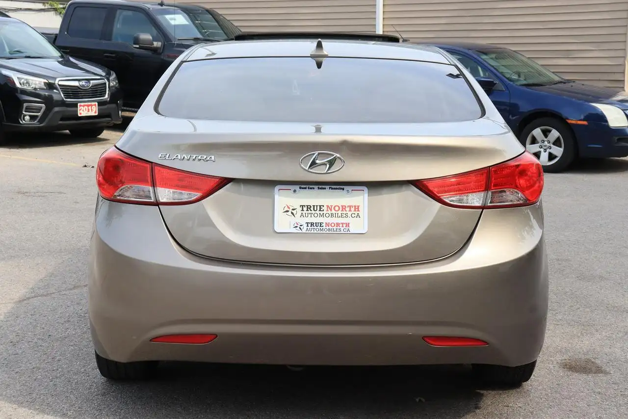 Hyundai ELANTRA photo Hyundai ELANTRA