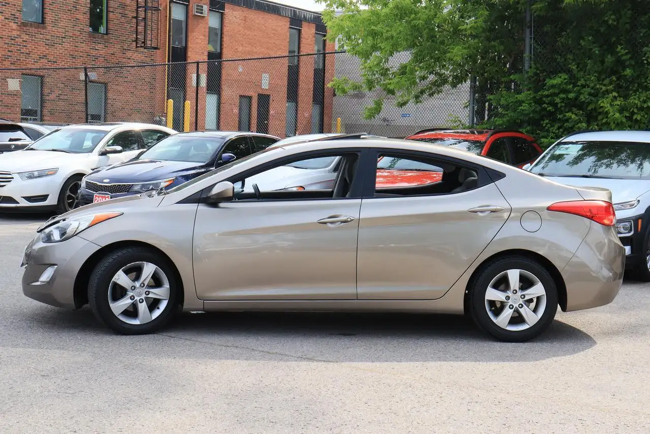 Hyundai ELANTRA photo Hyundai ELANTRA