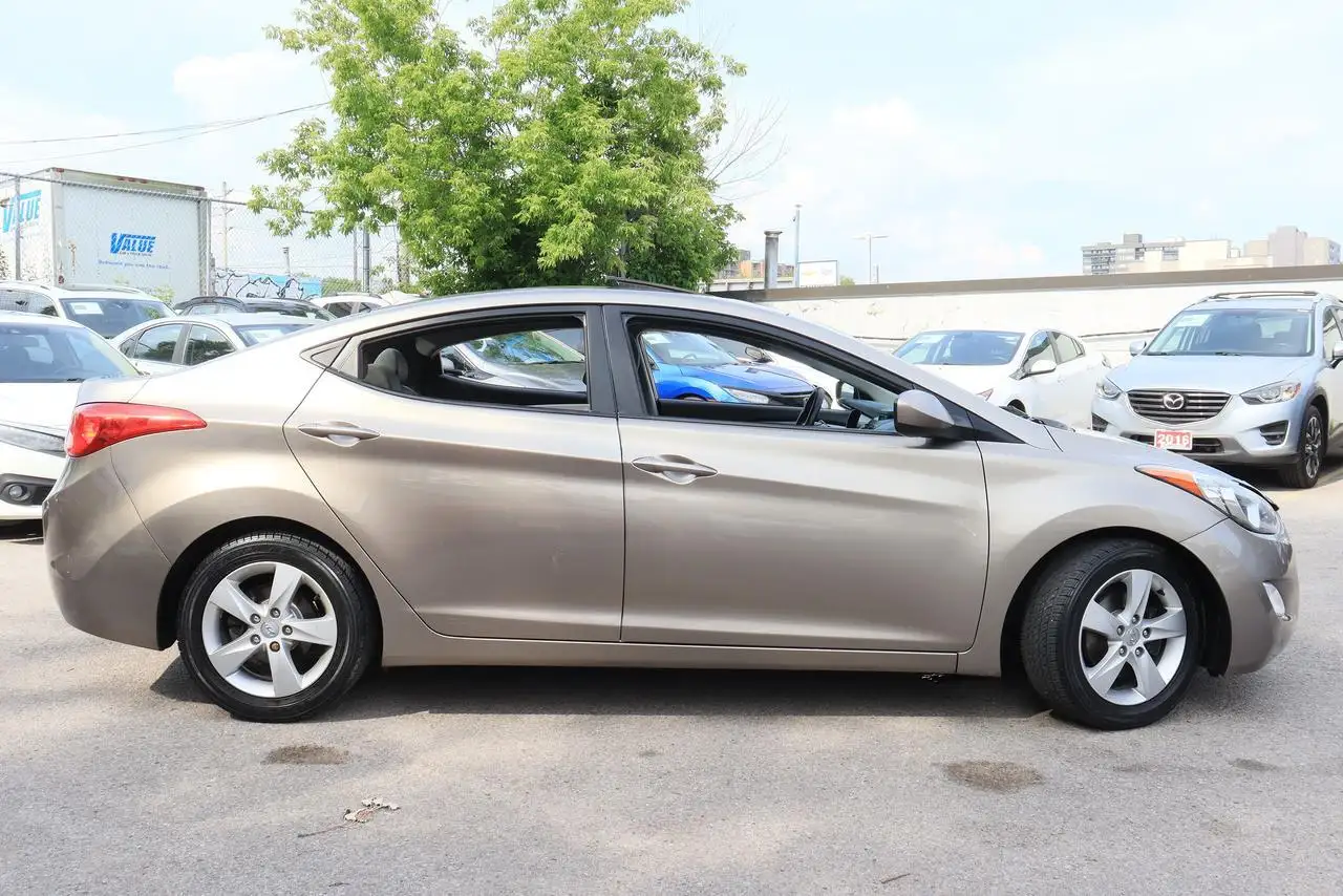 Hyundai ELANTRA photo Hyundai ELANTRA