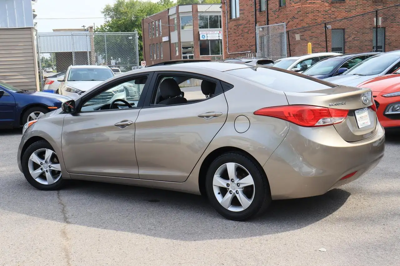 Hyundai ELANTRA photo Hyundai ELANTRA