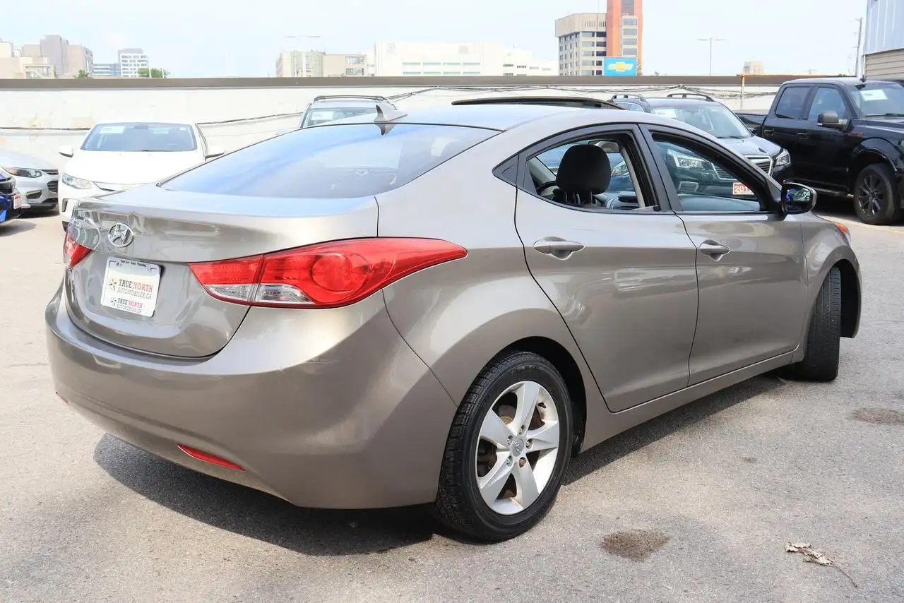 Hyundai ELANTRA photo Hyundai ELANTRA