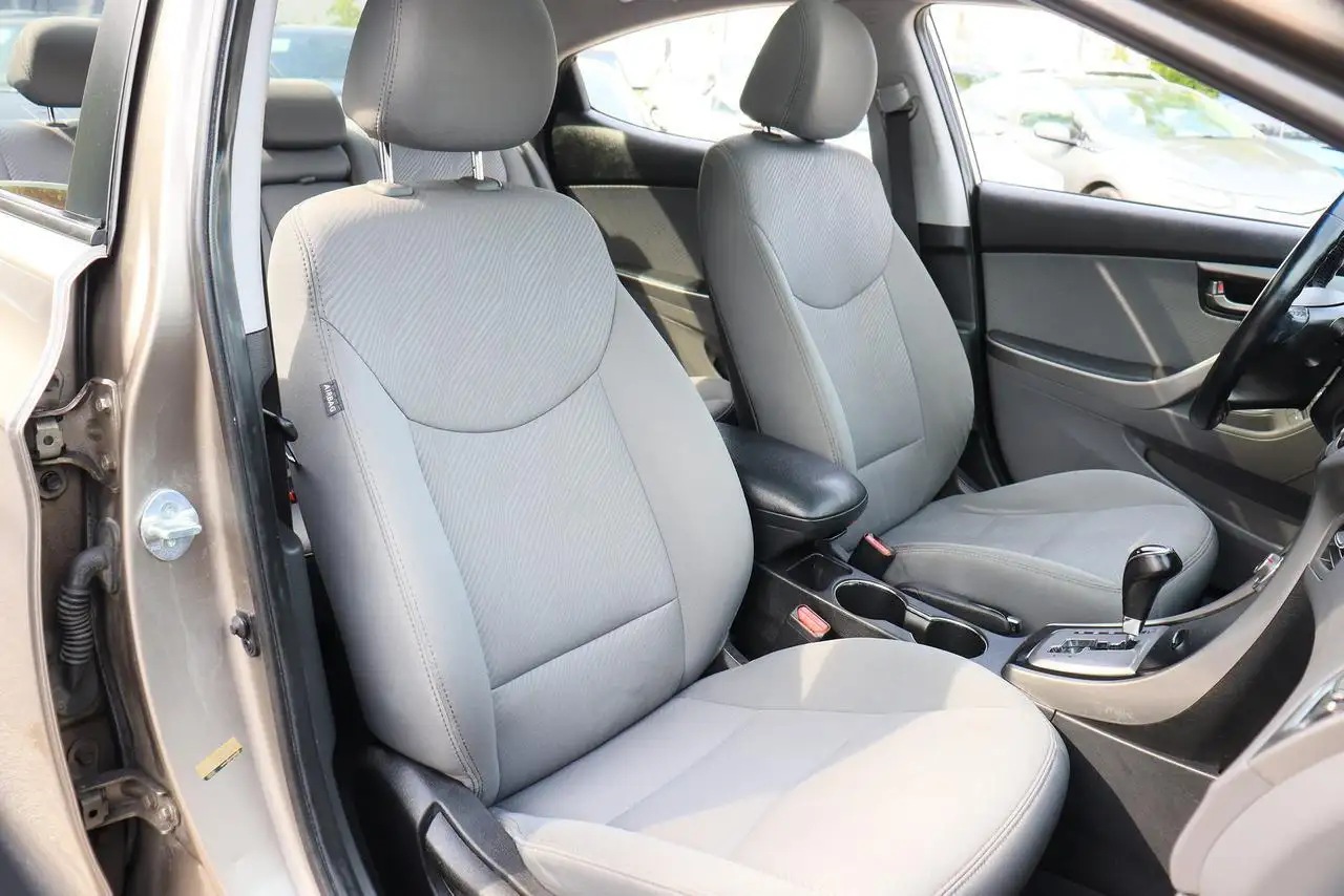 Hyundai ELANTRA photo Hyundai ELANTRA