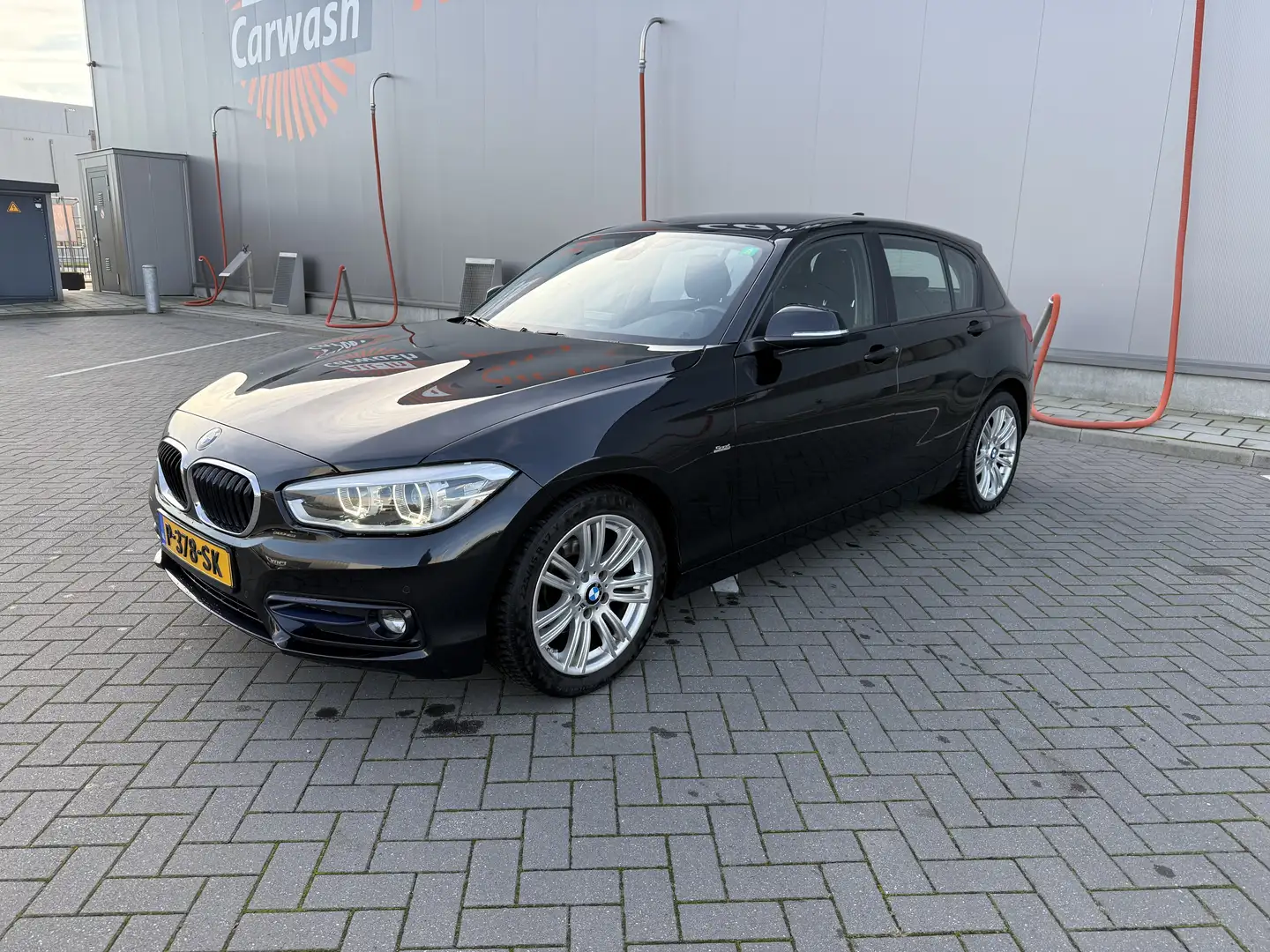 BMW 118 APPLE CARPLAY | ZOMER&WINTERBANDEN | SPORTSTOELEN Zwart - 1