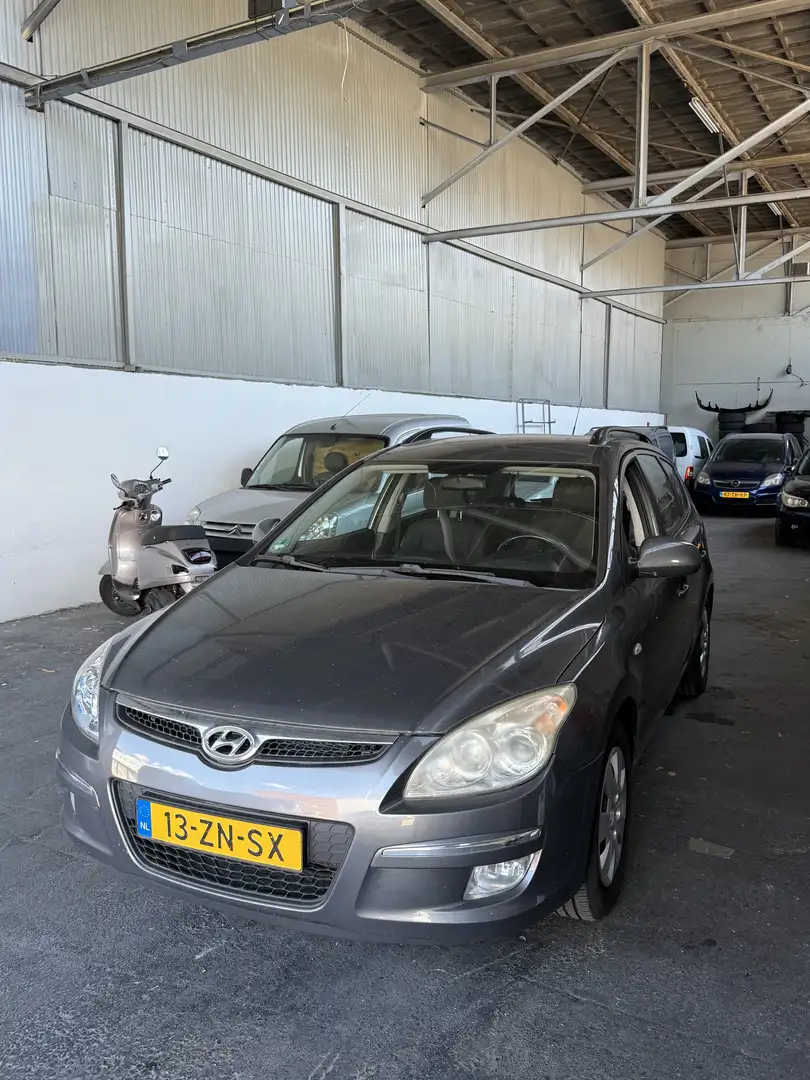 Hyundai i30 1.6i Dynamic Grijs - 1