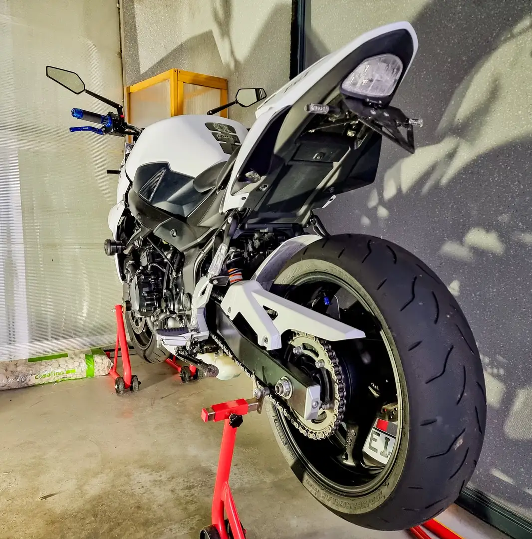 Suzuki GSR 750 Alb - 1