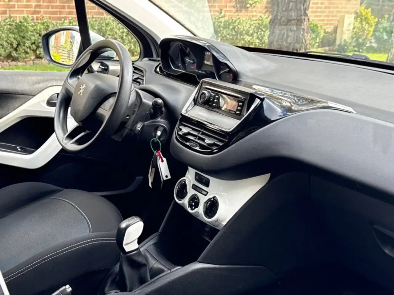 Peugeot 208 208 — photo 17