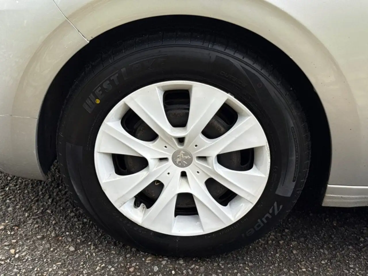 Peugeot 208 208 — photo 9