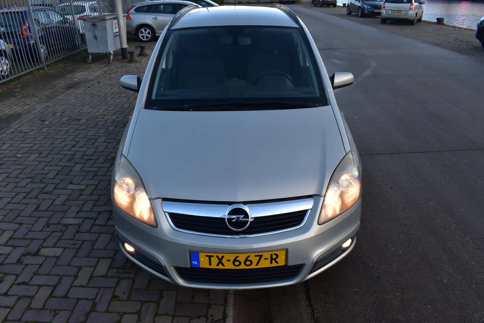 Opel Zafira 1.8 Essentia Grijs - 2