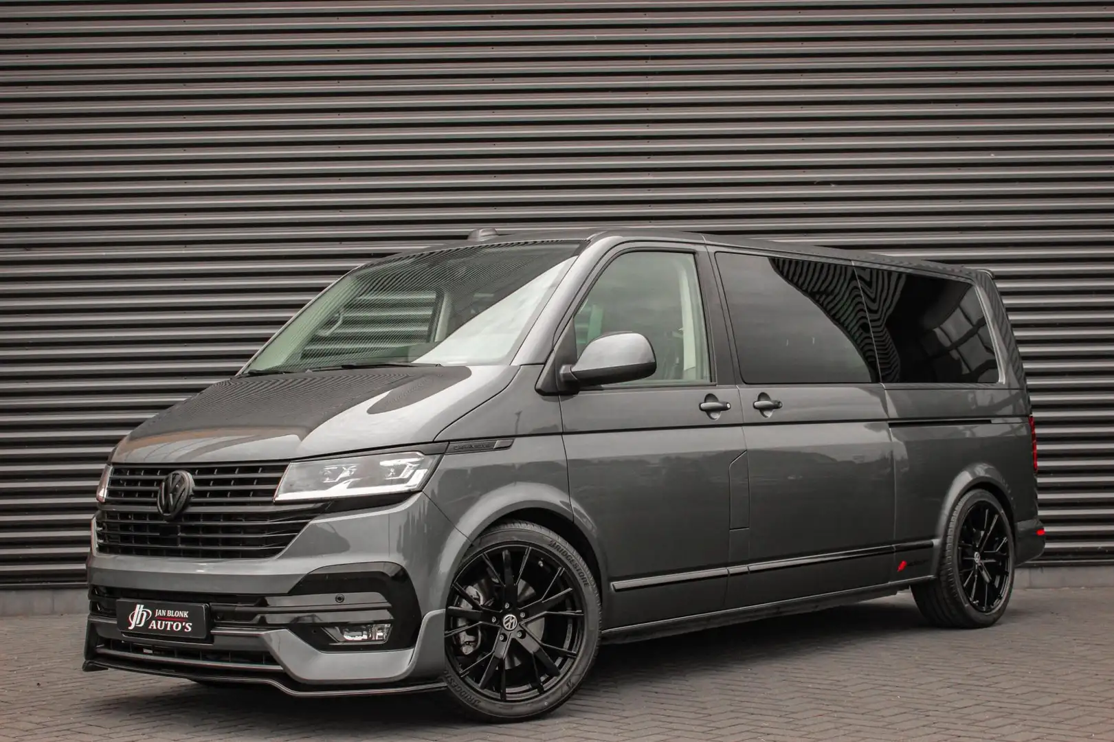 Volkswagen Transporter 2.0 TDI L2H1 30 DC CARAVELLE 199PK LEIGHTONVANS BO Grijs - 1